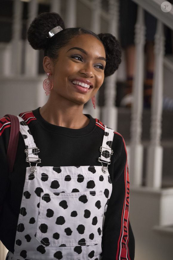 YARA SHAHIDI exibe penteado com space buns