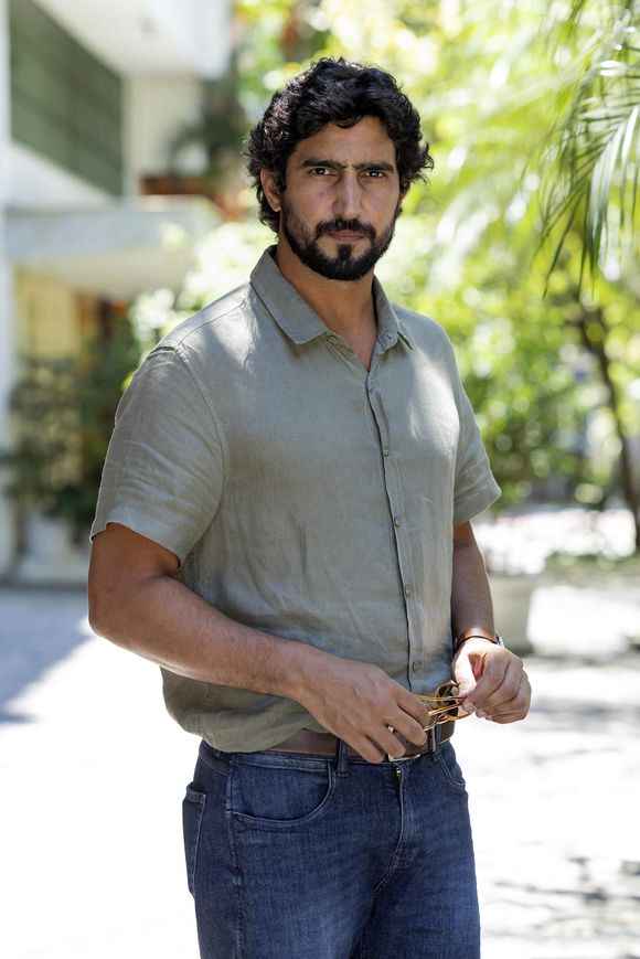 Ivan Meireles (Renato Góes) ficas co ciúme de Raquel (Taís Araújo) por causa de outro homem em Vale Tudo
