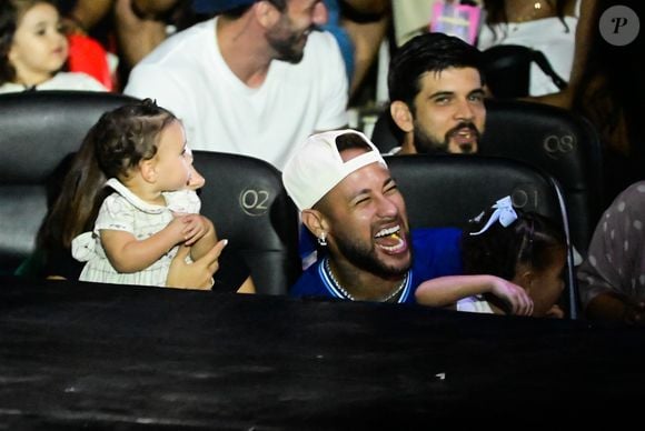 Craque do Santos, Neymar se diverte em apresentação do Circo Stankowich e encanta fãs com momento em família