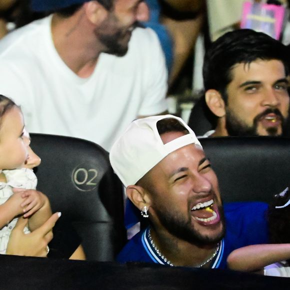 Craque do Santos, Neymar se diverte em apresentação do Circo Stankowich e encanta fãs com momento em família