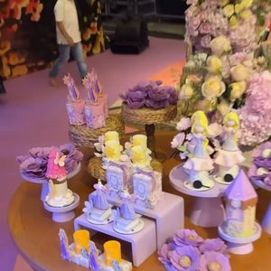 Doces personalizados e miniaturas de castelos ajudaram a compor a mesa do bolo de Maria Flor. A festa de 4 anos da filha de Virginia Fonseca e Zé Felipe teve como tema 'Enrolados' e apostou em tons pastel, flores decorativas e referências visuais à história de Rapunzel