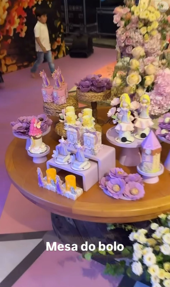 Doces personalizados e miniaturas de castelos ajudaram a compor a mesa do bolo de Maria Flor. A festa de 4 anos da filha de Virginia Fonseca e Zé Felipe teve como tema 'Enrolados' e apostou em tons pastel, flores decorativas e referências visuais à história de Rapunzel