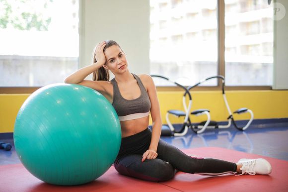 Exercícios como a posição de quatro apoios alongam a coluna e tiram você da crise da dor lombar