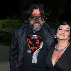 Grace Gianoukas foi à festa de Halloween da novela 'Êta Mundo Melhor!', pelo 100º capítulo da trama das seis