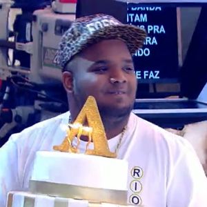 Filho Arlinidinho faz surpresa para o pai e vibra com a reação dele