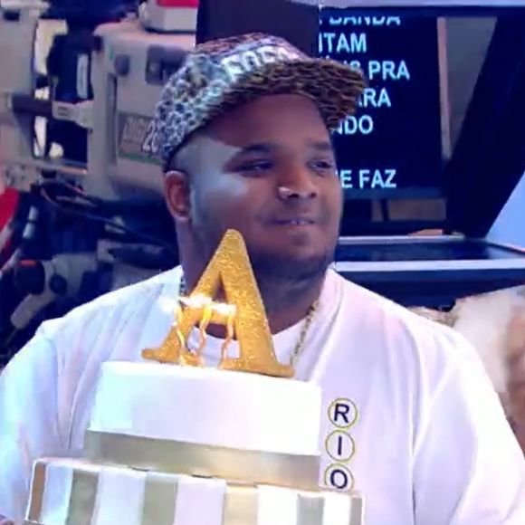 Filho Arlinidinho faz surpresa para o pai e vibra com a reação dele