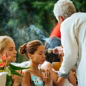 Vestidos longos e estampados marcam a nova fase fashion de Anitta