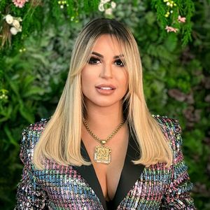 Olha este visual super diferente de Deolane, com franjas alongadas e loiro marcante!