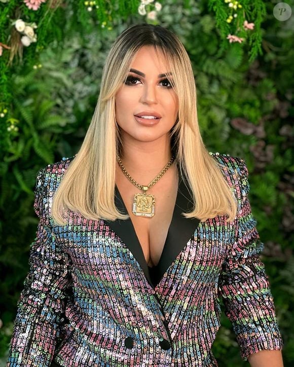 Olha este visual super diferente de Deolane, com franjas alongadas e loiro marcante!