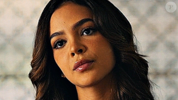 Mirna Guerra de cabelo solto com ondas em 'Os Donos do Jogo'