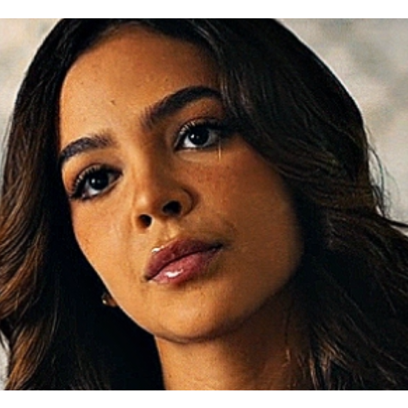 Mirna Guerra de cabelo solto com ondas em 'Os Donos do Jogo'