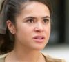 Bia (Maísa) conta para Clarice (Carol Castro) que é e virgem, mesmo casada com Beto (Pedro Novaes)