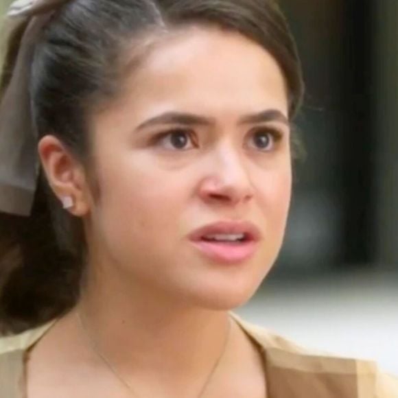 Bia (Maísa) conta para Clarice (Carol Castro) que é e virgem, mesmo casada com Beto (Pedro Novaes)