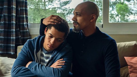 Jordan Bolger e Max Fincham dão vida a pai e filho em "A Testemunha", sucesso da Netflix inspirado em fatos reais. Os atores interpretam respectivamente André Hanscombe e Alex Hanscombe na adolescência, retratando o impacto do assassinato de Rachel Nickell em uma família marcada pela tragédia