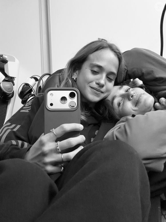 Emilie Rey e Nanda Costa já vinham disparando rumores de affair devido a publicações e declarações nas redes sociais