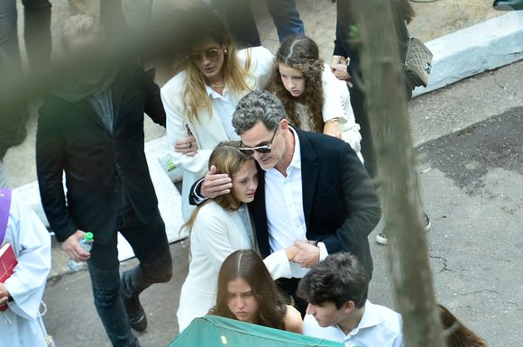 Ex-marido de Schynaider Moura e pai de suas filhas, Mario Bernardo Garnero também esteve presente no velório de Anne-Marie