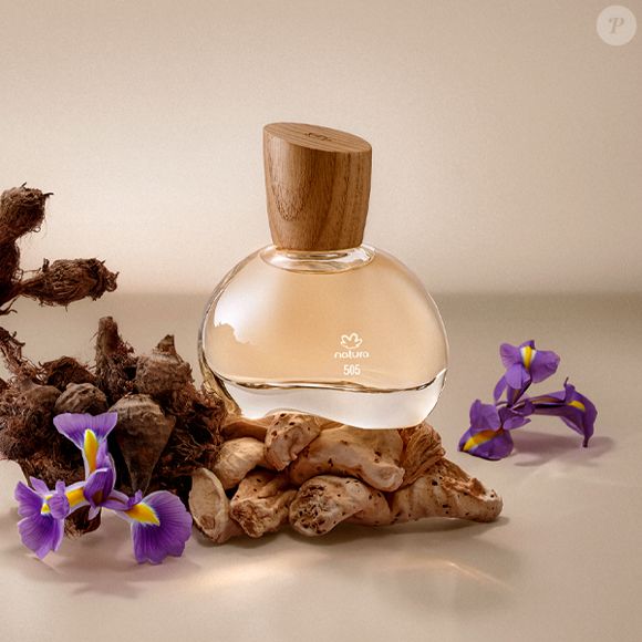 Com notas de rosa, jasmim, patchouli e breu branco, o Natura 505 Íris Priprioca traduz delicadeza e força na mesma medida, conquistando mulheres que valorizam perfumes com personalidade