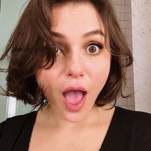 Dra. Thaíssa Pandolfi, psiquiatra, explica que acatisia provoca "sensação intensa de inquietação interna" e necessidade quase irresistível de se mover