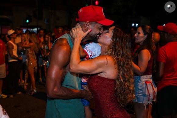 Viviane Araújo deu beijos apaixonados no marido, Guilherme Militão