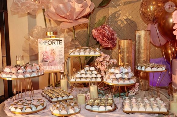 A festa de 50 anos de Karina Bacchi teve uma mesa de doces em harmonia com a decoração rosa, dourada e branca