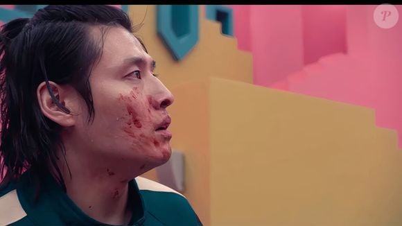 Durante o plano de Gi-hun, Dae-ho fica desesperado com a matança e parece em pânico para manusear uma submetralhadora