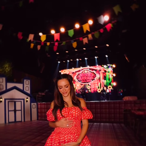 Bruna Biancardi apostou em um vestido vermelho com estampa de corações, decote ombro a ombro e detalhes xadrez para o arraiá com Neymar