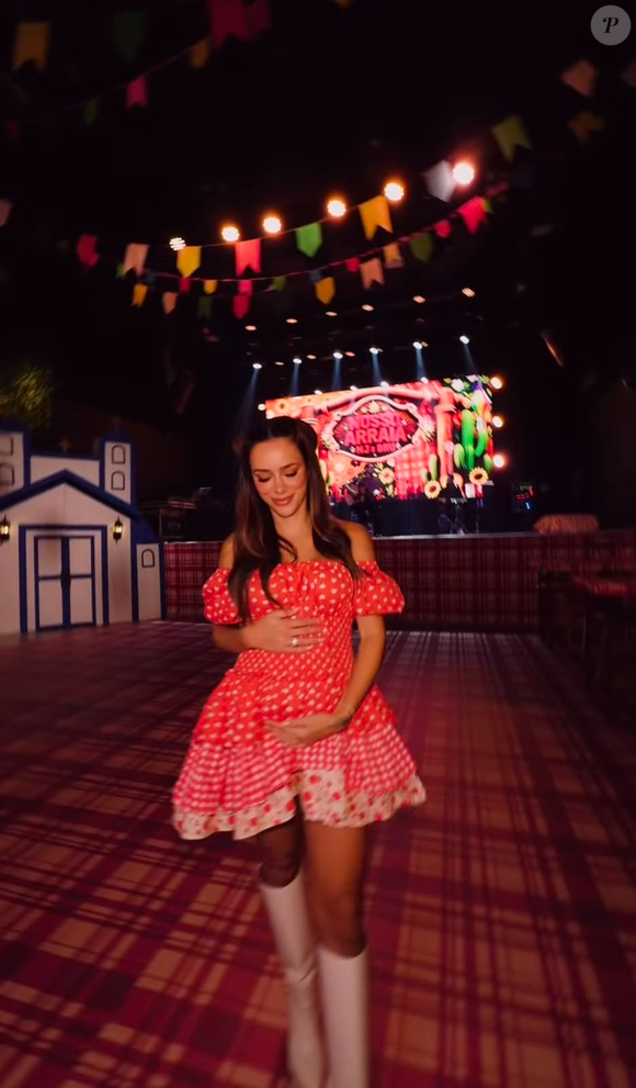 Bruna Biancardi apostou em um vestido vermelho com estampa de corações, decote ombro a ombro e detalhes xadrez para o arraiá com Neymar
