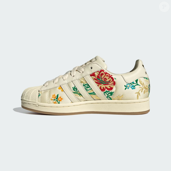 O novo Adidas Originals Superstar II aposta na tendência 'preppy' e mostra como um tênis pode deixar qualquer visual mais refinado. A combinação com saias, vestidos e peças claras ajuda a destacar ainda mais a proposta romântica do modelo