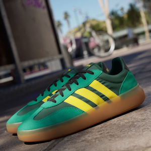 Segundo a Adidas, o Barreda Decode foi desenvolvido para transitar com facilidade entre compromissos diurnos e noturnos, sem abrir mão do conforto.