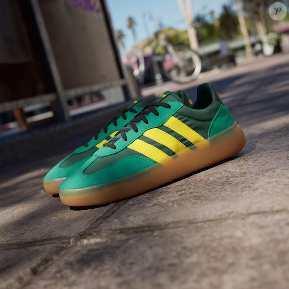 Segundo a Adidas, o Barreda Decode foi desenvolvido para transitar com facilidade entre compromissos diurnos e noturnos, sem abrir mão do conforto.