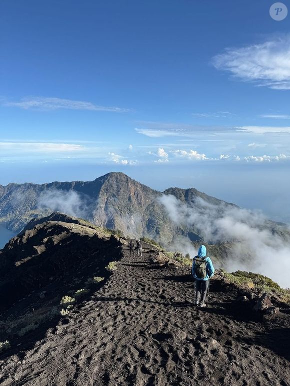 Juliana Marins, mais seis turistas e dois guias realizavam a trilha na madrugada do último sábado (21), no horário da Indonésia