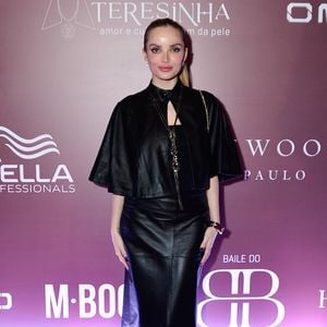 Baile do BB: atriz Giovanna Chaves elegeu um look all black elegante