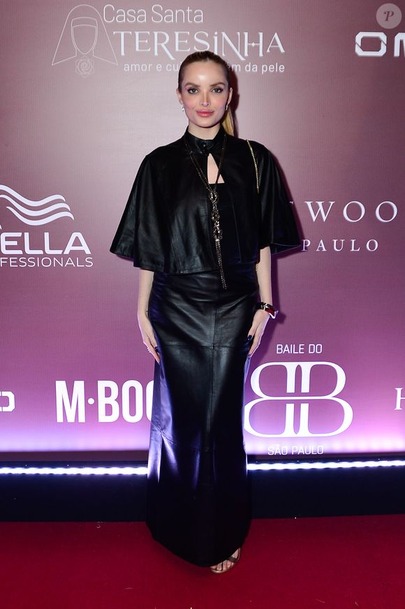 Baile do BB: atriz Giovanna Chaves elegeu um look all black elegante