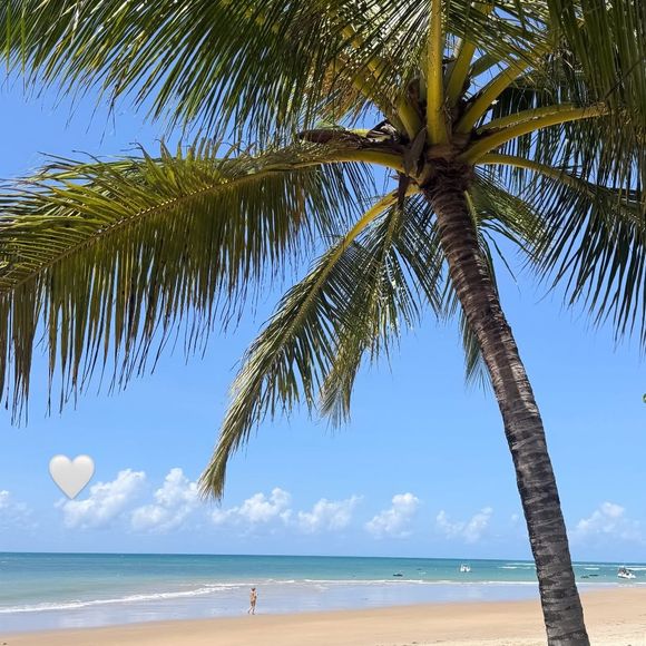 Isis Valverde está a apenas 300 metros da praia em um conceito de hospedagem 'pé na areia'