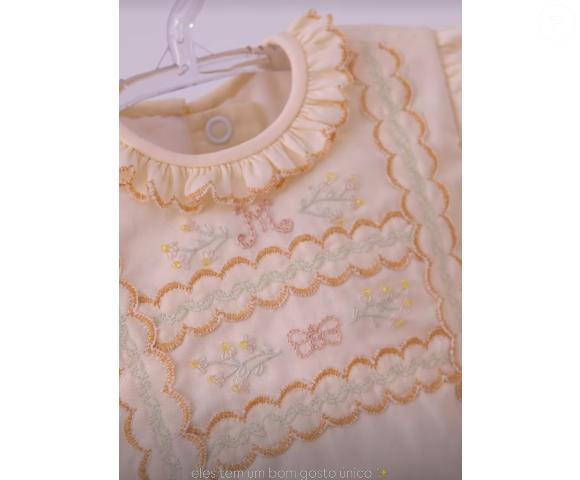 "Foi todo feito em seda pura, perfeito e tem esse plissado, os detalhes, as florzinhas, as colmeias", explicou Bruna Biancardi