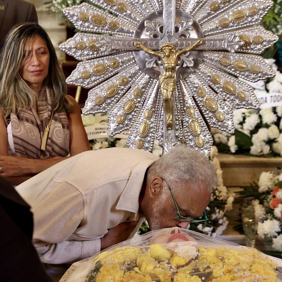 Foto de Gilberto Gil beijando corpo de Nana Caymmi repercutiu nas redes sociais nesta sexta-feira (03)
