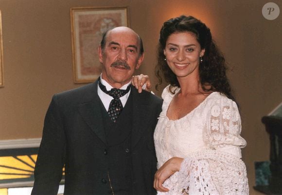 A novela 'Terra Nostra' traz a questão dos imigrantes italianos, com Paola (Maria Fernanda Cândido) como tema central; personagem se casa com Francesco