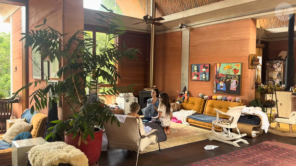 A casa de Mariana Maffeis reúne ambientes amplos, cozinha integrada, espaço para piano, estantes de livros e um quarto inspirado no método montessoriano, refletindo o estilo de vida adotado pela família