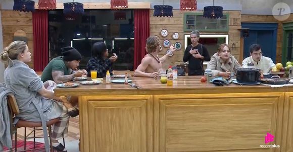 'A Fazenda 17': Fernando Sampaio provocou nova discussão no reality após ter comida escondida descoberta. 'Não tem cabimento, tem até banana atrás da geladeira', reprovou Carol Lekker