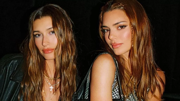 A franja que mais rejuvenesce, pois tem um efeito de contorno natural e é adequada para todos os comprimentos de cabelo