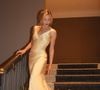 Inspirado no visual de Andie Anderson, personagem de Kate Hudson, o vestido amarelo de Lili Reinhart revisita um dos figurinos mais lembrados das comédias românticas dos anos 2000