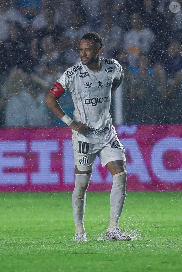 Neymar foi expulso após uma discussão com Rodrigo Nestor durante Santos x Bahia, pelo Campeonato Brasileiro. Depois da partida, o atacante contestou a decisão da arbitragem e criticou a atitude do adversário