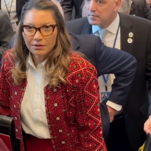 Em suas redes sociais, Janja deu detalhes do casaco e explicou que o casaco é feito por mulheres palestinas