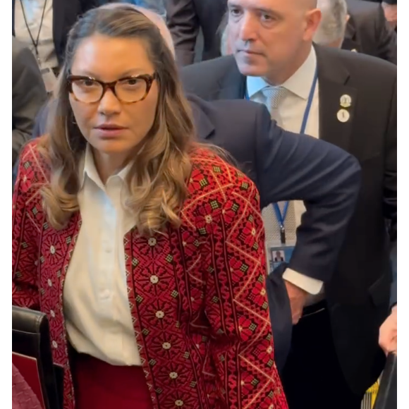 Em suas redes sociais, Janja deu detalhes do casaco e explicou que o casaco é feito por mulheres palestinas