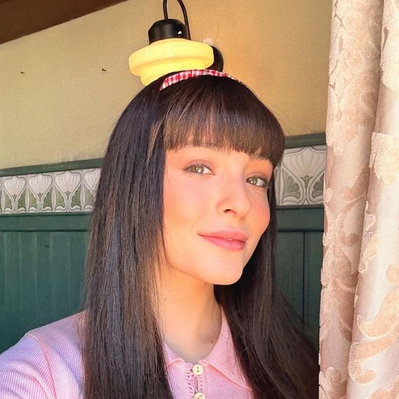 Maria Joaquina? Não! Recentemente, Larissa Manoela retomou ao cabelo de franjinha castanho para interpretar a Estela - sua personagem em 'Além da Ilusão' - no passado