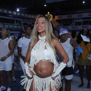 Grávida de Ludmilla, Brunna Gonçalves exibiu a barriga de gravidez durante último ensaio de 2024 da Beija-Flor para o carnaval 2025