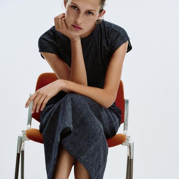 Com design clean e refinado, a rasteirinha de R$ 279 da Zara se destaca pela aplicação metálica frontal de concha e pelo fechamento no tornozelo com fivela, equilibrando conforto e estilo com facilidade