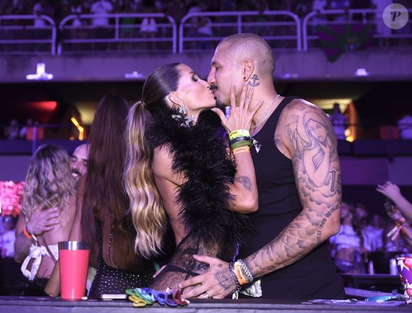 Beijo no carnaval 2025: Fernando Medeiros e Aline Gotschalg trocaram carinhos na Sapucaí