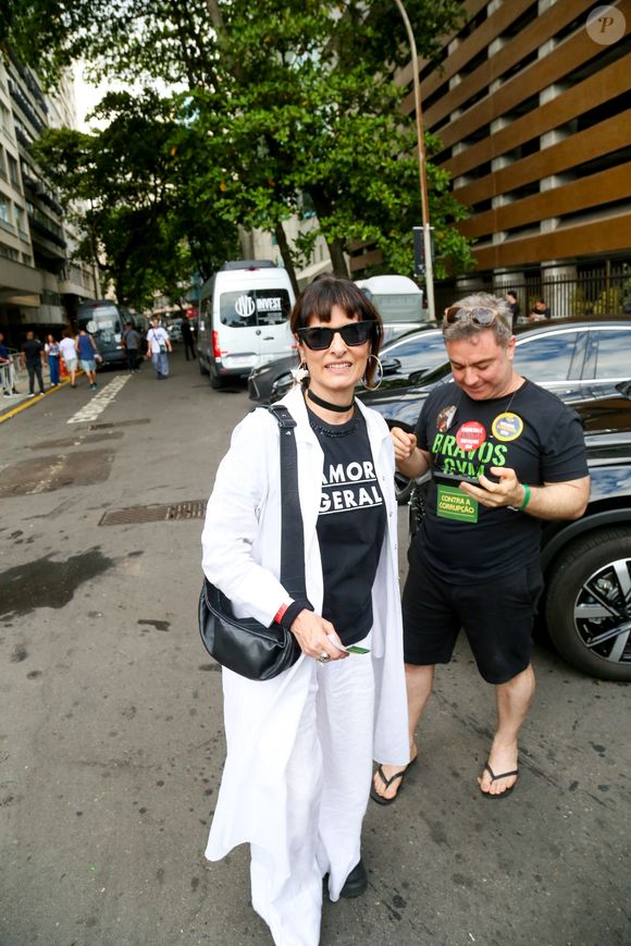 Fernanda Abreu se apresentou na manifestação em Copacabana