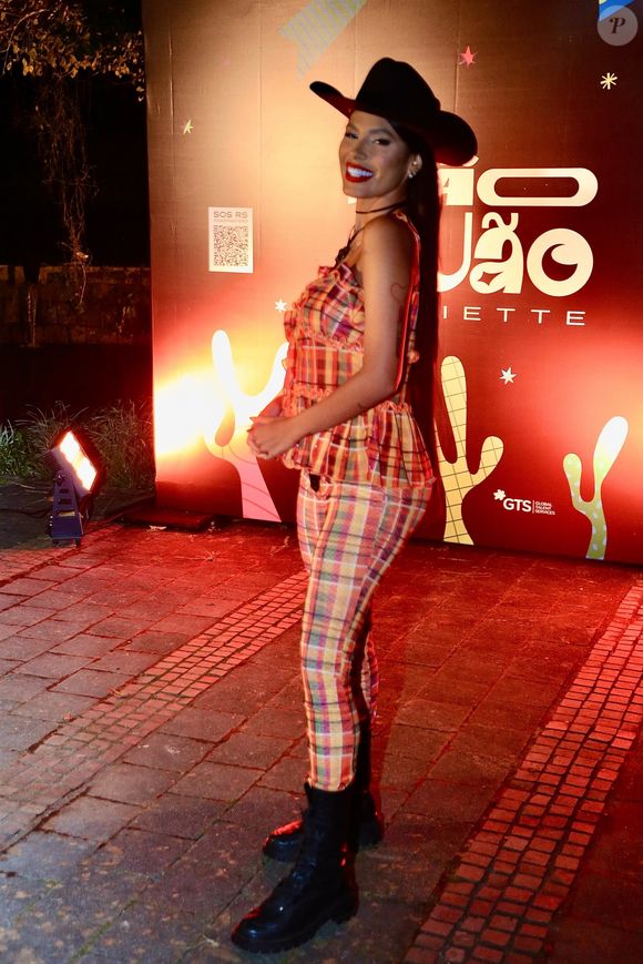 Xadrez multicolorido de Pocah: funkeira escolheu opção despojada da estampada em look para festa junina